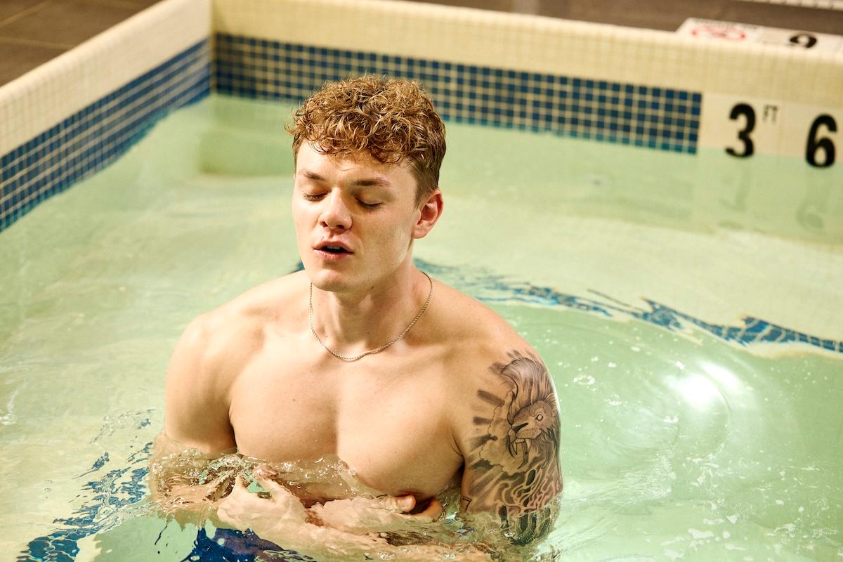 eos gym member using refresh cold plunge