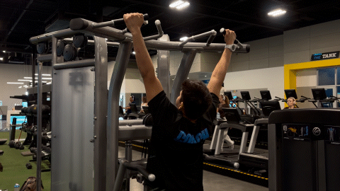 eos member performing a negative pull-up